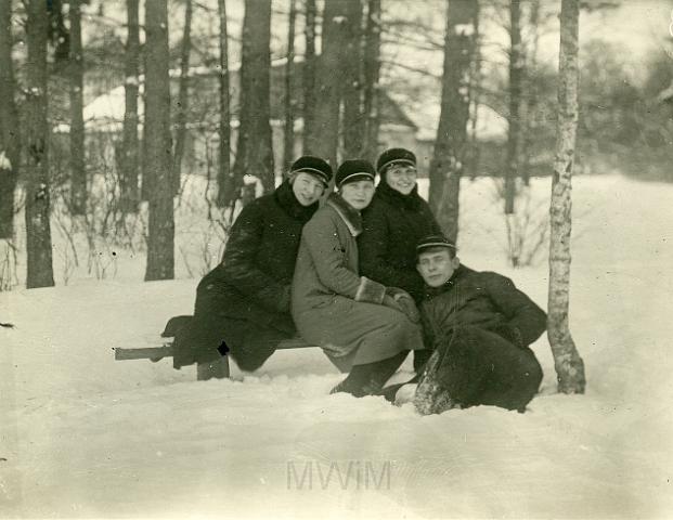 KKE 918.jpg - „Granda przed siedzeniem w niedzielę i pisaniem klasówki z łaciny w VI klasie”, „Jasna Górka”. Od lewej: trzecia Łucja Kossarska, Poniewież, 1929 r.